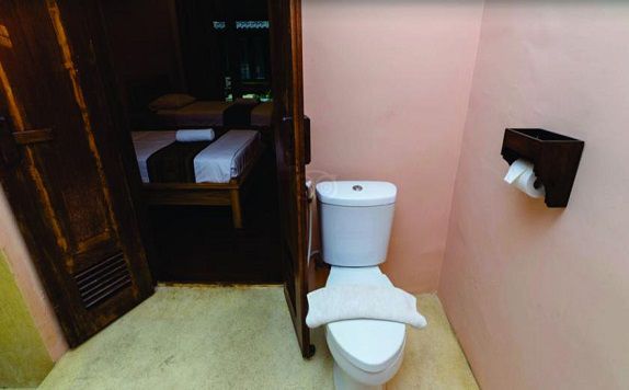 Bathroom di Villa Karang Hotel and Restaurant