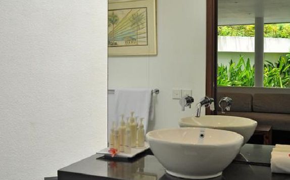 Bathroom di Villa La Sirena 4 by Nagisa Bali
