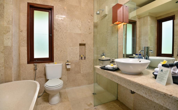 Tampilan Bathroom Hotel di Villa Lidwina