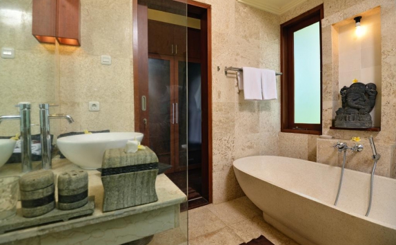 Tampilan Bathroom Hotel di Villa Lidwina