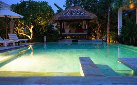 Kolam Renang di Villa Mayo Bali