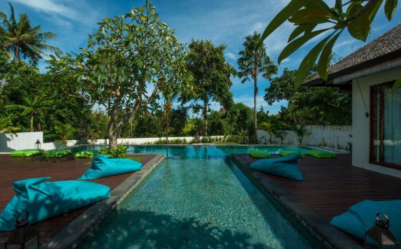 swimming pool di Villa Nelayan By Nakula Management