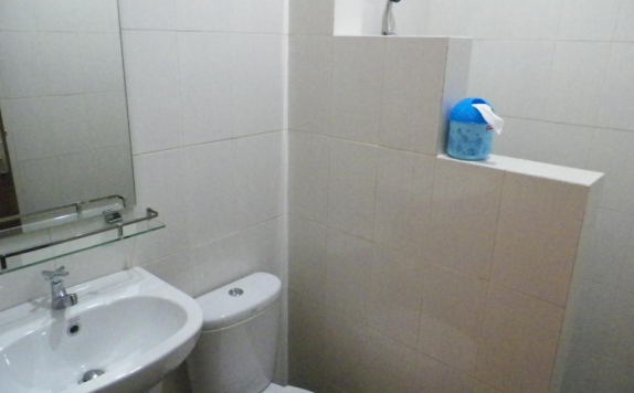 Tampilan Fasilitas Bathroom Hotel di Villa Puri Teras