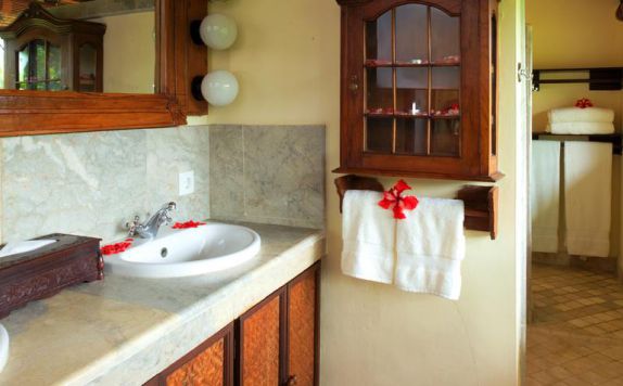 Tampilan Bathroom Hotel di Villa Santai Ubud