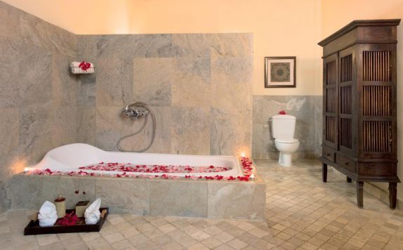 Tampilan Bathtub Hotel di Villa Santai Ubud