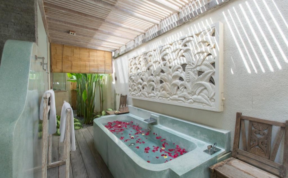 Bathroom di Villa Sky Li by Nagisa Bali