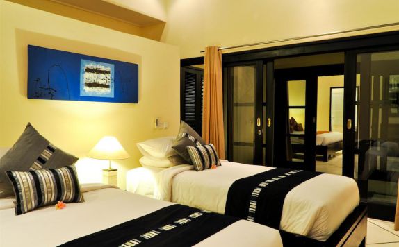 guest room twin bed di Villa Tresna
