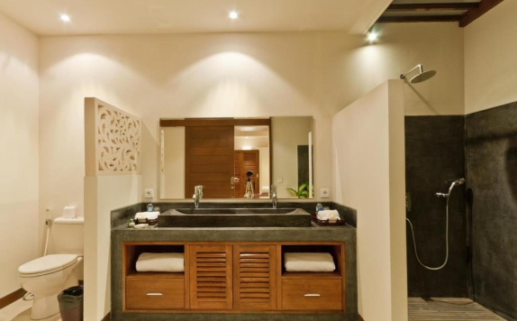 Tampilan Bathroom Hotel di Villa Umah Kupu by Premier Hospitality Asia