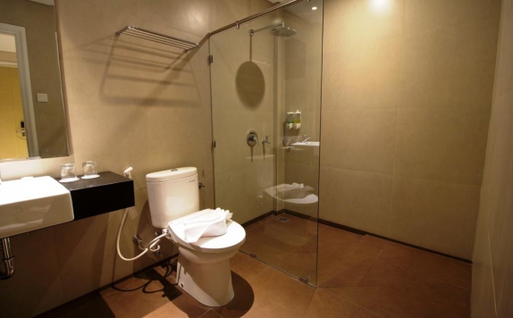 Bathroom di Vinotel Cirebon