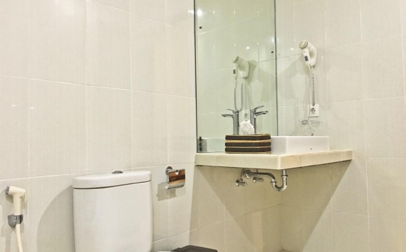 Tampilan Bathroom Hotel di Wana Ukir Ubud Villa