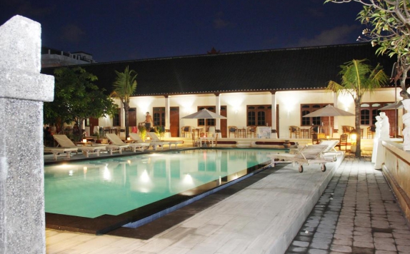 Outdoor Pool Hotel di Warung Coco Hostel