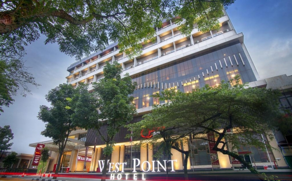 Eksterior di West Point Hotel Bandung