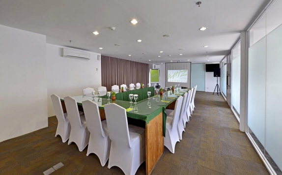 Meeting room di Whiz Hotel Pemuda Semarang