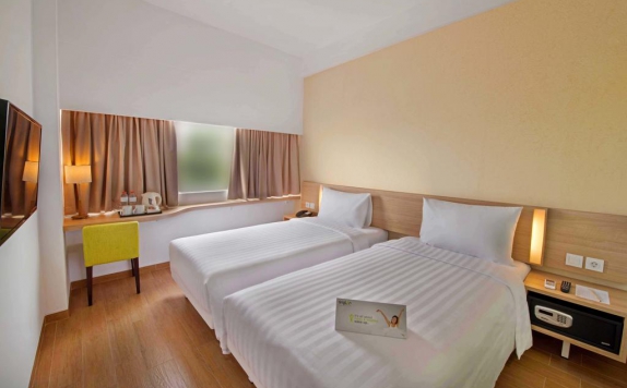 Guest Room Twin Bed di Whiz Prime Pajajaran Bogor