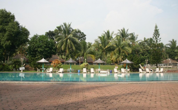 Swimming Pool di Wira Carita Hotel