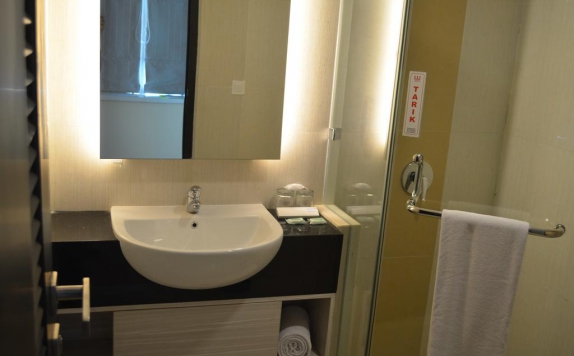 Bathroom di World Hotel Jakarta