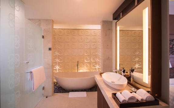 Tampilan Bathroom Hotel di Wyndham Sundancer Resort Lombok