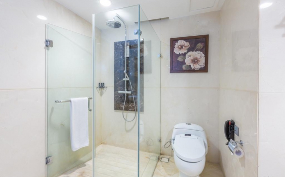 Tampilan Bathroom Hotel di Wyndham Surabaya