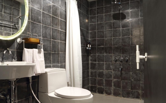 Bathroom di YATS Colony Hotel