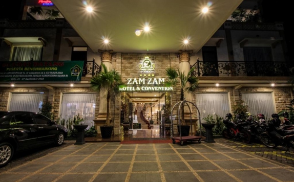 Front view di Zamzam Hotel and Resort