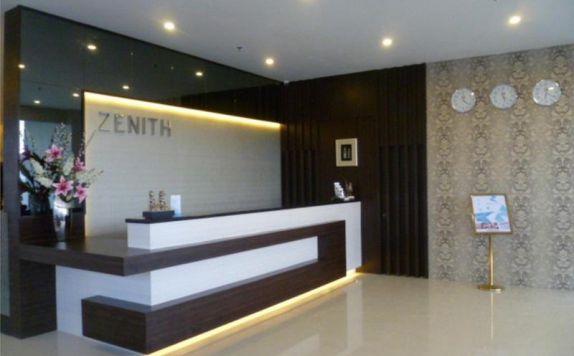 receptionis di Zenith Hotel