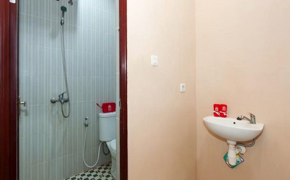Bathroom di ZEN Rooms Bukit Jimbaran Buana