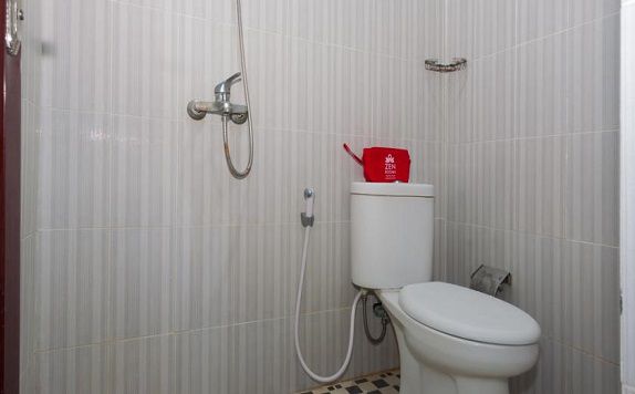 Bathroom di ZEN Rooms Bukit Jimbaran Buana