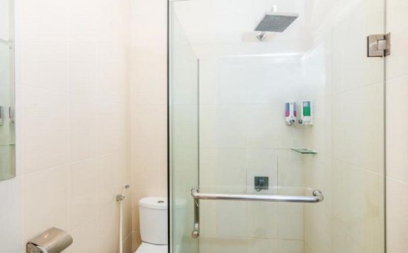 Bathroom di ZEN Rooms By Pass Nusa Dua