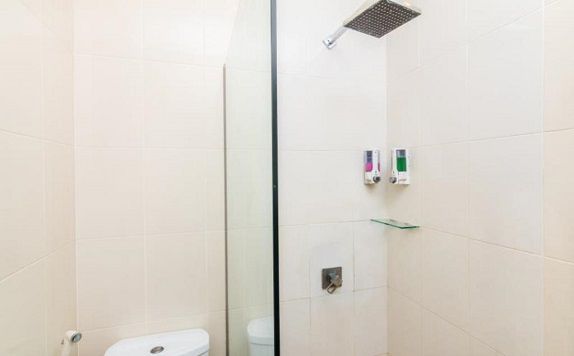 Shower di ZEN Rooms By Pass Nusa Dua