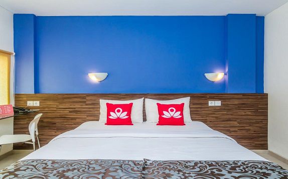 Double Bed di ZEN Rooms Jimbaran Taman Mulia