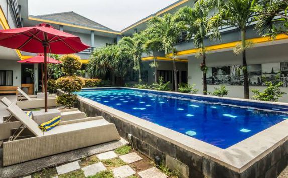 Swimming Pool di ZenRooms Legian Dewi Sri 2