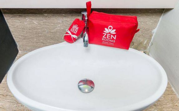 Bathroom di ZEN Rooms Legian Werkudara