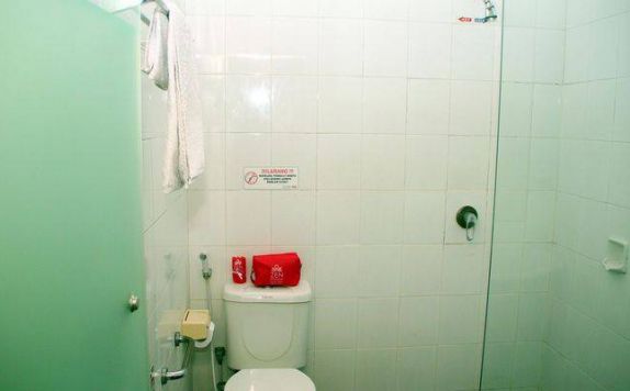 Bathroom di ZEN Rooms Sedati Juanda
