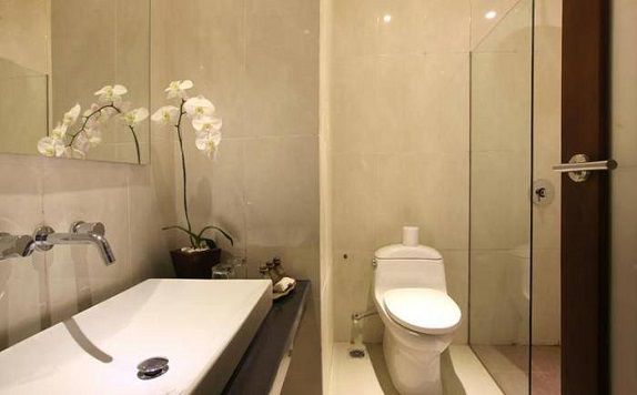 bathroom di ZEN Rooms Seminyak Pangkung Sari
