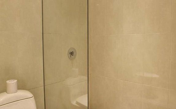 Bathroom di ZEN Rooms Seminyak Pangkung Sari