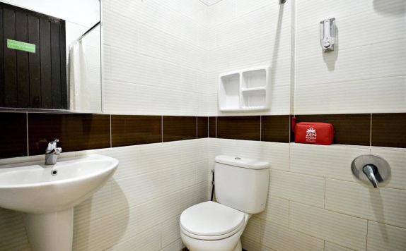 bathroom di ZenRooms Tebet Gudang Peluru