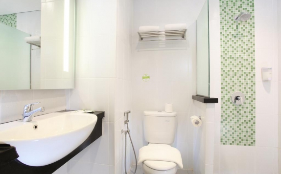 Bathroom di Zest Hotel Bandung