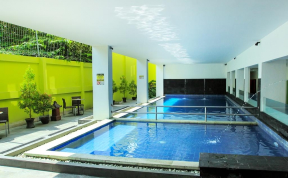 Swiming Pool di Zest Hotel Yogyakarta
