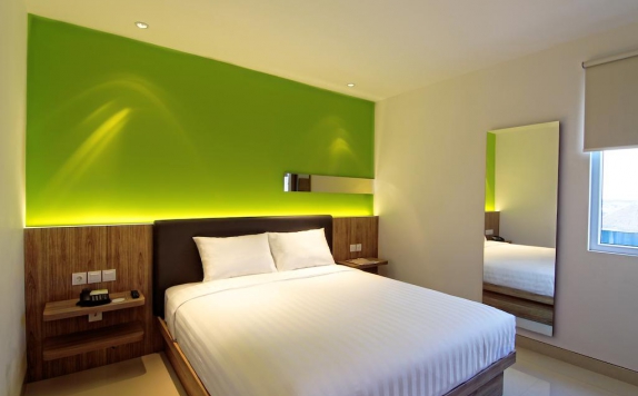 Bedroom di Zoom Jemursari Hotel