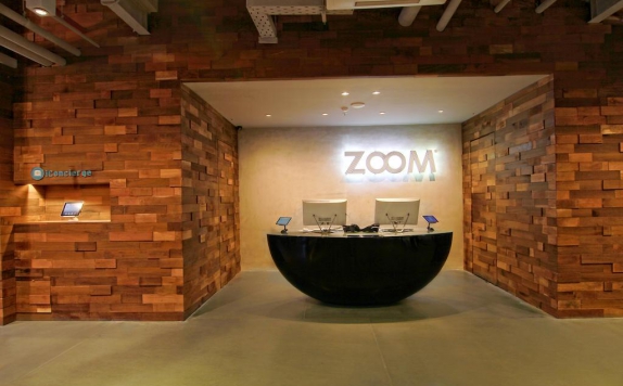 Receptionist di Zoom Smart Hotel