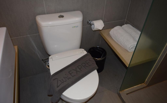 Bathroom di Zuri Express Mangga Dua