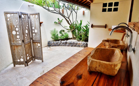 Tampilan Bathroom Hotel di 7SEAS Cottages