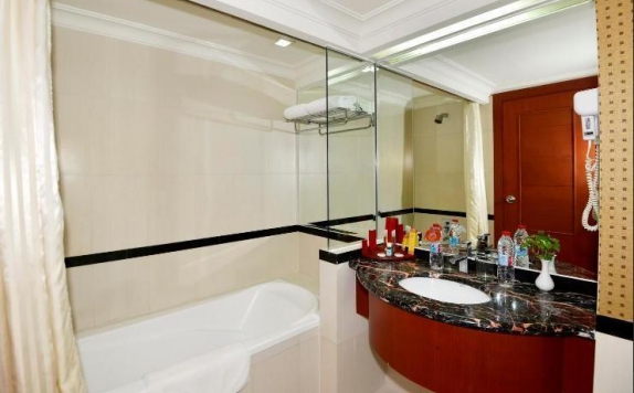 Bathroom di Abadi Suite Hotel & Tower