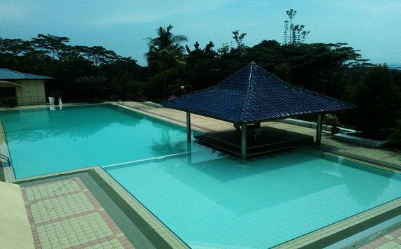 Kolam Renang di Acacia Batam