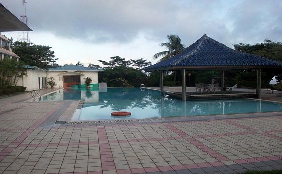 Kolam Renang di Acacia Batam