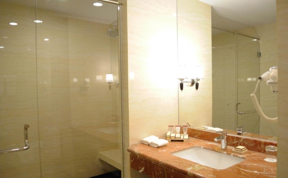 Tampilan Bathroom Hotel di Adimulia Hotel Medan