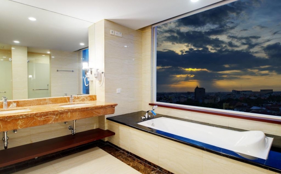 Tampilan Bathroom Hotel di Adimulia Hotel Medan