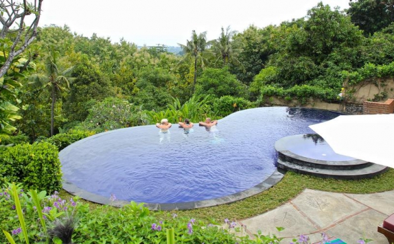 Swimming pool di Alamanda Hotel