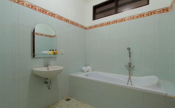 Bathroom di Alamanda Town House by Gamma Hospitality