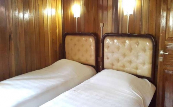 guest room twin bed di Alam Asri Hotel & Resort